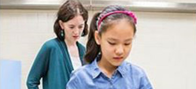 物理治疗帮助中国女孩重获行走能力